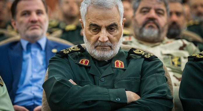 ایران، به گروه تروریستی حماس پول و اسلحه می رساند، ولی فلسطینیان تصویر سلیمانی را پایین کشیدند