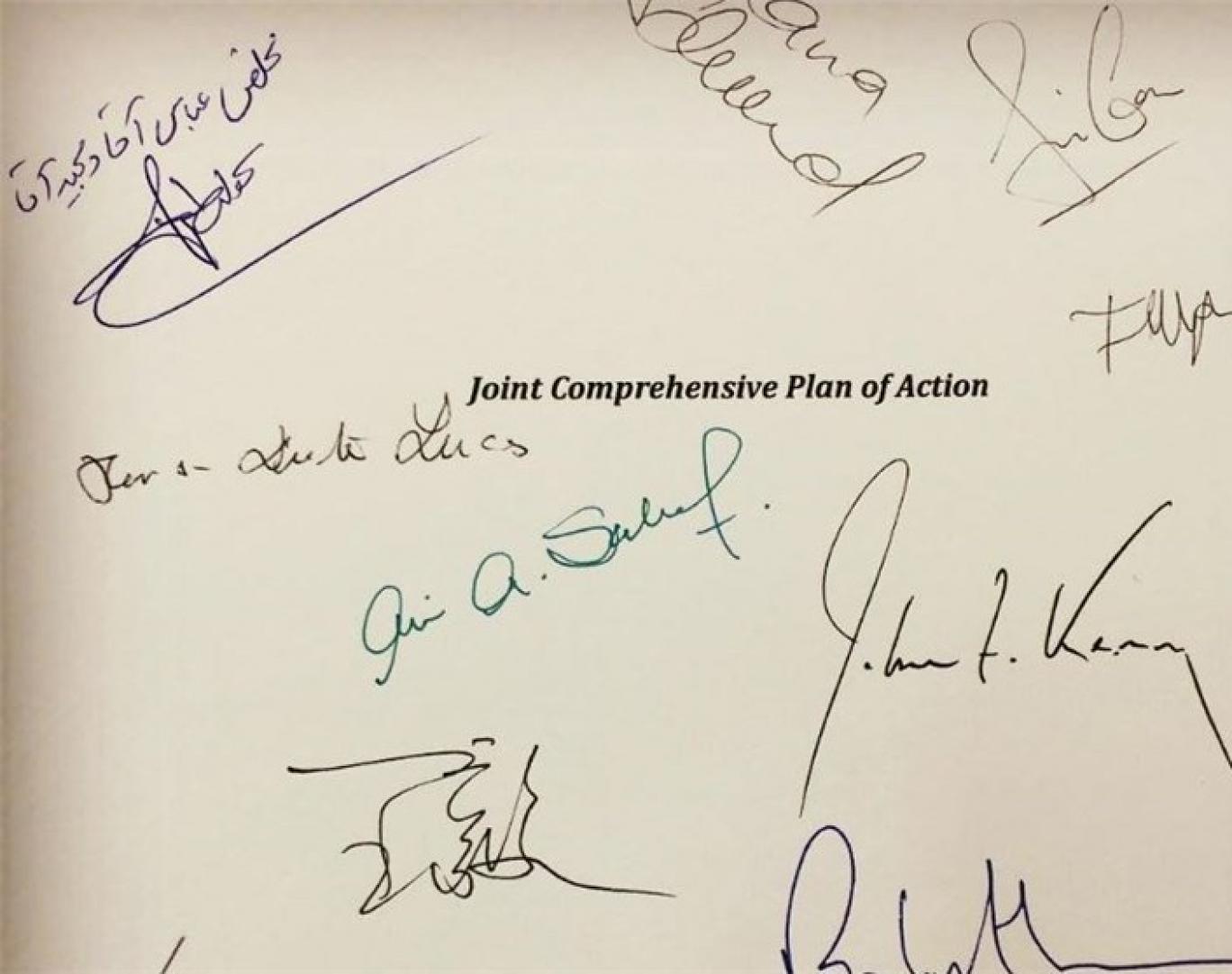 عباس عراقچی، مذاکره کننده ارشد هسته‌ای با انتشار این عکس در صفحه اینستاگرام خود از امضاء‌های یادگاری روی برجام و عبارت «مخلص عباس آقا و مجید آقا» روی امضاء ظریف، نوشت: امضاء‌های یادگاری پس از برجام و ابراز محبت دکتر ظریف، ۲۳ تیر ۱۳۹۴