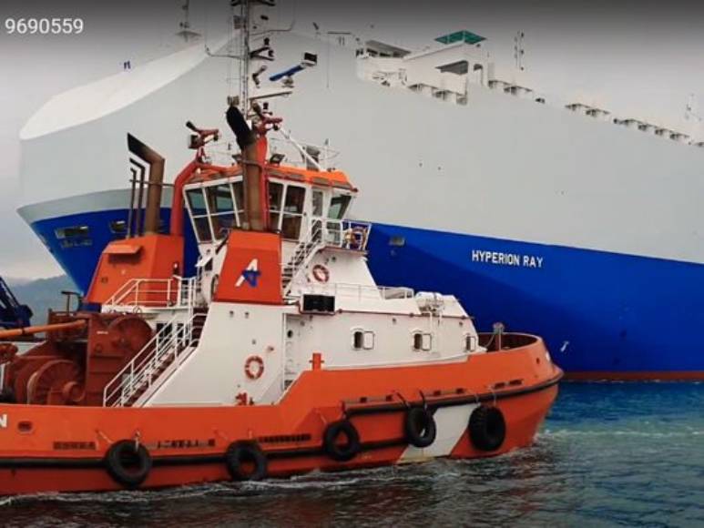 کشتی هایپریون در کنار یک یدکش