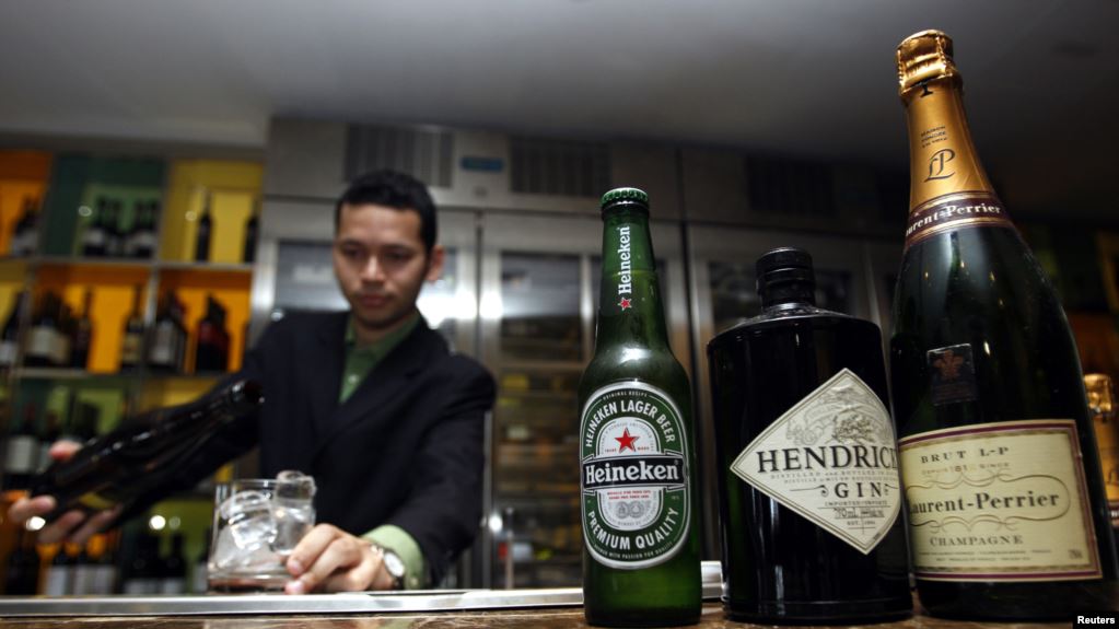 سازمان بهداشت جهانی: نوشیدن الکل نه تنها در پیشگیری از ویروس کرونا تأثیری ندارد بلکه در دوران قرنطینه مضر است