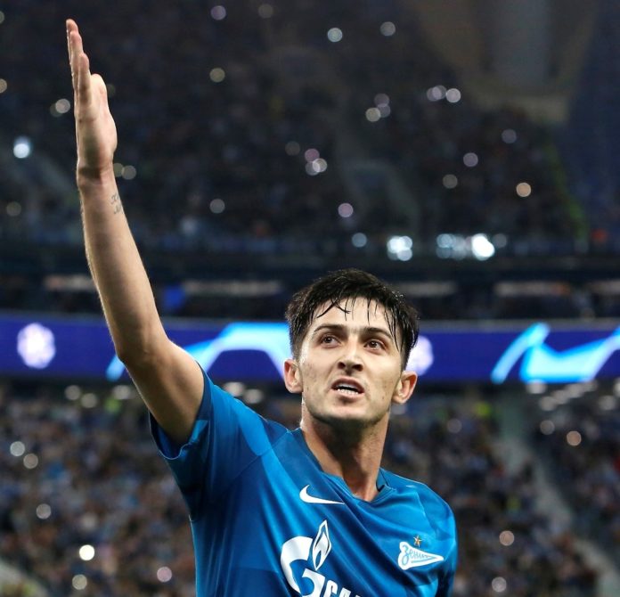 سه تیم فوتبال بین المللی برای استخدام سردار آزمون، فوتبالیست ایرانی ۲۵ میلیون یورو پیشنهاد می کنند