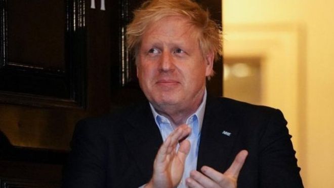 بوریس جانسون پنجشنبه از محل اقامتش کارکنان بخش درمان را تشویق کرد