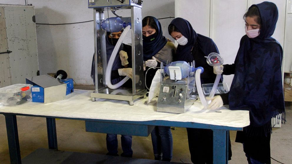 سمیه: «افغانستانی‌ها باید به افغانستان در این همه‌گیری کمک کنند. ما منتظر دیگران نخواهیم ماند.»