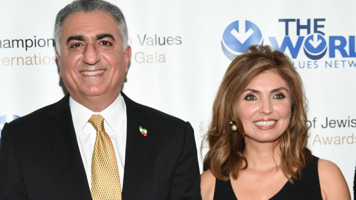 دیدار بانو یاسمین پهلوی همسر شاهزاده رضا پهلوی با پناهجویان ایرانی در یونان 