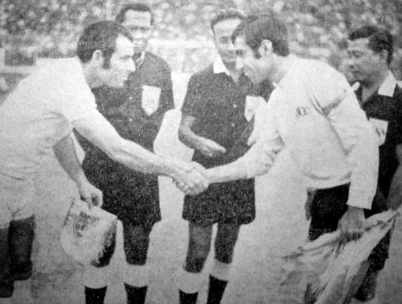 علی جباری و پن یوناتان کاپیتان‌های دو تیم در مراسم آغازین مسابقه