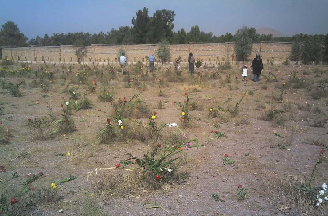 گوشه‌ای از آرامستان خاوران که پیکر کشته‌شدگان دهه شصت و سال ۶۷ در زندان‌های تهران را در خود جای داده است