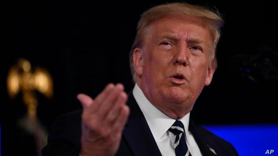 پرزیدنت ترامپ در جریان کنفرانس خبری شامگاه جمعه ۱۷ مرداد، در بدمینستر در نیوجرسی