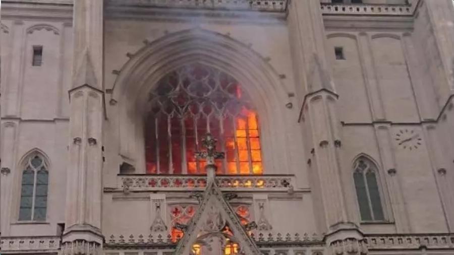 کلیسای شهر نانت، در ساعت حدود ۷و۴۵ دقیقه صبح شنبه ۲۸ تیر/ ۱۸ ژوئیه ۲۰۲۰ دچار حریق شد. در سال ۱۹۷۲ نیز آتش‌سوزی در این کلیسا موجب شد که بام آن کاملاً بازسازی شود © DR