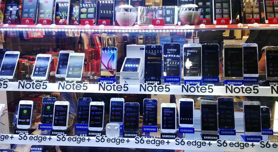  طبق اطلاعات منتشرشده از سوی انجمن واردکنندگان، ارزش واردات گوشی در سال ۱۳۹۸ به نسبت سال قبل بیش از چهار برابر (۳۲۸ درصد) افزایش یافته و موبایل سومین قلم عمده وارداتی ایران شده است.