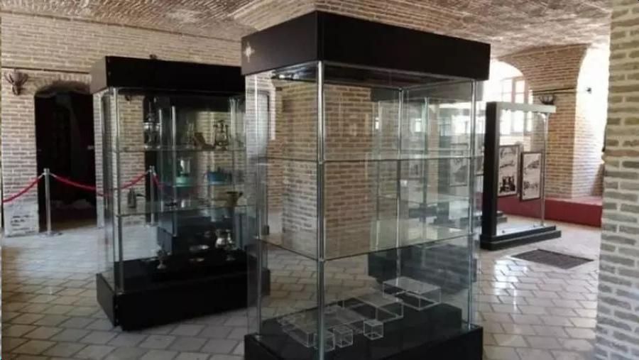 خالی بودن ویترین‌های موزه مردم‌شناسی در سرای کاظمی که تا مدتی قبل به عنوان دفتر مدیریت بافت تاریخی منطقه ۱۲ تهران در محله امامزاده یحیی استفاده می‌شد و سرقت آثار این موزه بدون هیچ آسیبی به ویترین ها، در روزهای اخیر مورد توجه رسانه ها قرار گرفته است. © .