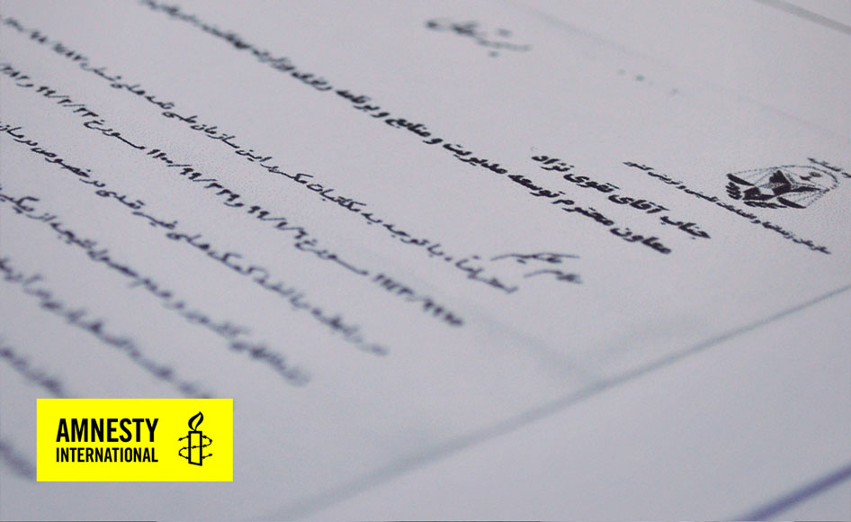 از آغاز شیوع کُرونا در ایران، کارشناسان و فعالان مدنی و حقوق بشری درباره وضعیت زندانیان ایران که در شرایط عادی نیز اوضاع اسفباری دارند، هشدار دادند. وضعیتی که همه زندانیان اعم از عادی و سیاسی و عقیدتی را همواره در معرض ابتلا به بیماری‌های مختلف، و اکنون در برابر ویروس کُشنده‌ی کُرونا قرار داده که سیستم ایمنی بدن و تندرستی فرد در مقابله با آن نقش مهمی بازی می‌کند.