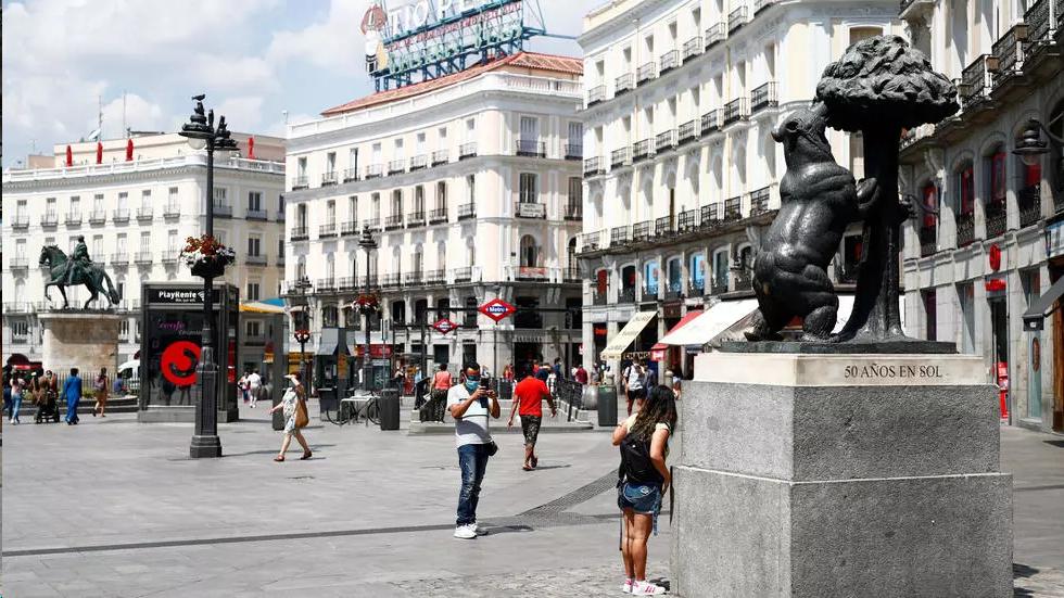 منظره‌ای از میدان "پورتا دل سول" یکی از میدان‌های عمومی و از مشهورترین و شلوغ‌ترین مکان‌های شهر مادرید، پایتخت اسپانیا. سه‌شنبه ۷ مرداد / ۲۸ ژوئیه ۲۰۲۰ REUTERS - JAVIER BARBANCHO