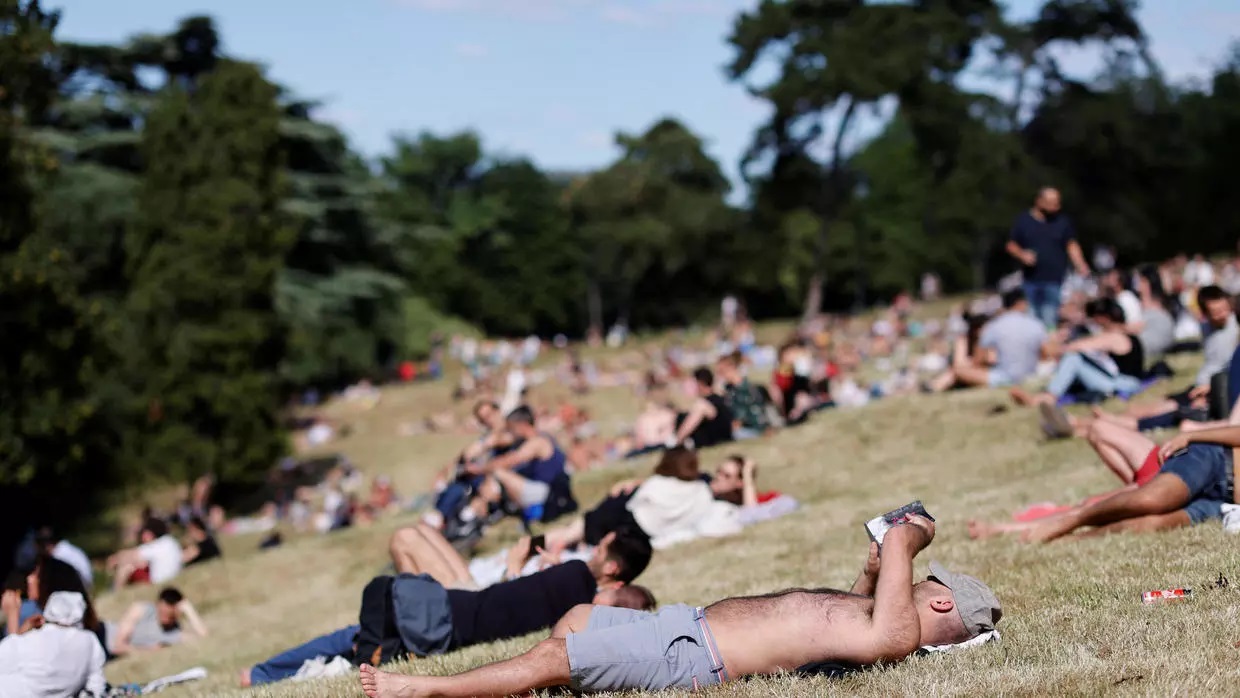 با برداشته شدن بخش مهمی از محدودیت‌های ناشی از شیوع ویروس کرونا در فرانسه، شهروندان پاریس اولین یکشنبه (۱۱ خرداد/ ۳۱ مه) را در پارک‌ها و فضاهای سبز سپری کردند REUTERS - CHRISTIAN HARTMANN