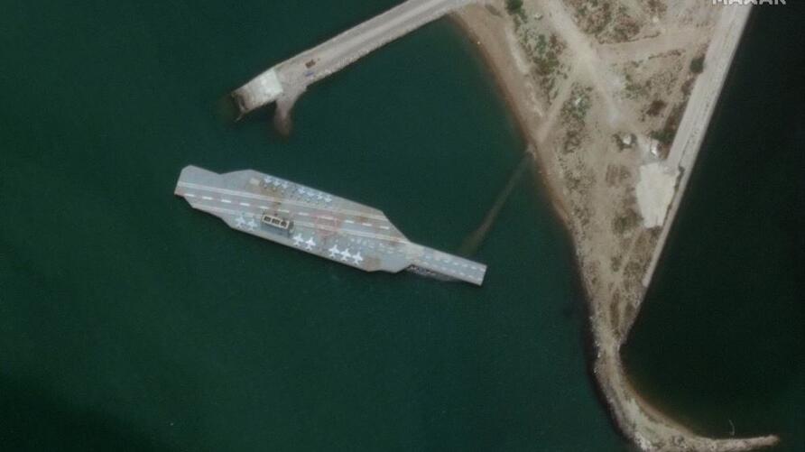 تصویر ماهواره‌ای از ماکتی که رژیم ایران از ناوهواپیمابر آمریکایی ساخته است