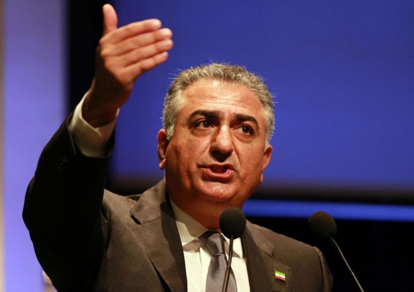 شاهزاده رضا پهلوی:جوانان ایران را در زمین،آسمان و دریا می‌کشند،سپس به آنها و خانواده‌هایشان توهین می‌کنند