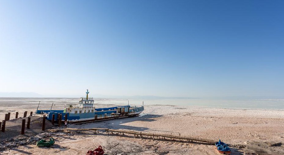 «قایقی رها شده در میان ماسه و نمک، در کنار اسکله‌ای متروک»؛ این تصویری است که مجله امریکایی «فوربس» بالای مطلبی درباره احیای دریاچه ارومیه منتشر کرده است.   چند روز پیش، نهادهای دولتی ایران از موفقیت‌آمیز بودن طرح احیای دریاچه ارومیه خبر دادند.   در ده سال گذشته، تقریبا اغلب کارشناسان محیط زیست دلایل اصلی خشکیدگی دریاچه ارومیه را در کنار کاهش بارندگی، سدسازی بی‌رویه و حفر چاه‌های بسیار در اطراف دریاچه در پی توسعه ناپایدار کشاورزی می‌دانند