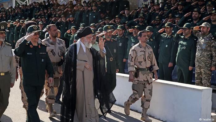 حکومت اسلامی ایران با سر برهنه به جنگ دیوار رفته است