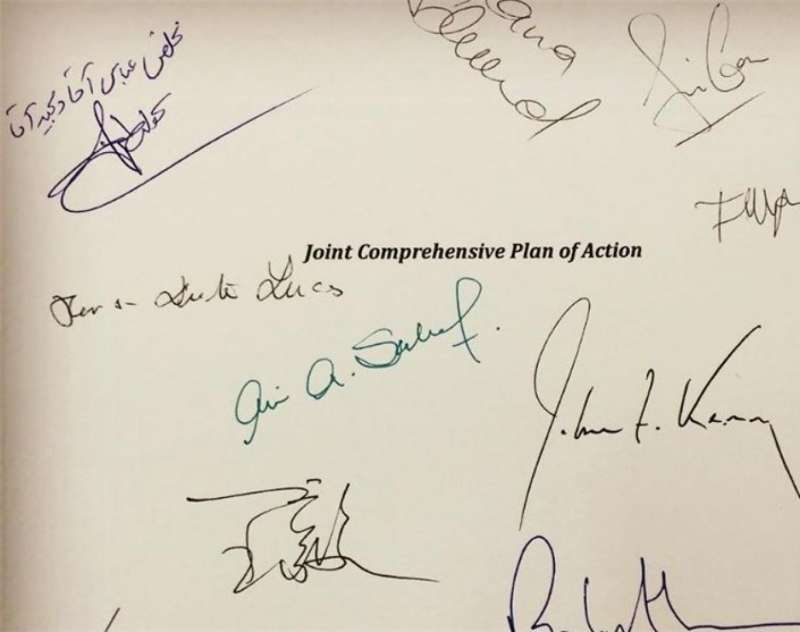 عباس عراقچی، مذاکره کننده ارشد هسته‌ای با انتشار این عکس در صفحه اینستاگرام خود از امضاء‌های یادگاری روی برجام و عبارت «مخلص عباس آقا و مجید آقا» روی امضاء ظریف، نوشت: امضاء‌های یادگاری پس از برجام و ابراز محبت دکتر ظریف، ۲۳ تیر ۱۳۹۴