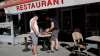 آماده سازی یک رستوران برای پذیرایی در پاریس   -   کپی رایت  AP Photo